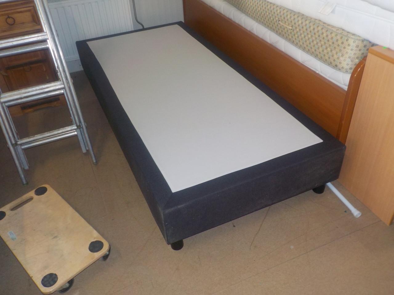 Boxspring met matras 95 x 200 cm in zeer goede staat