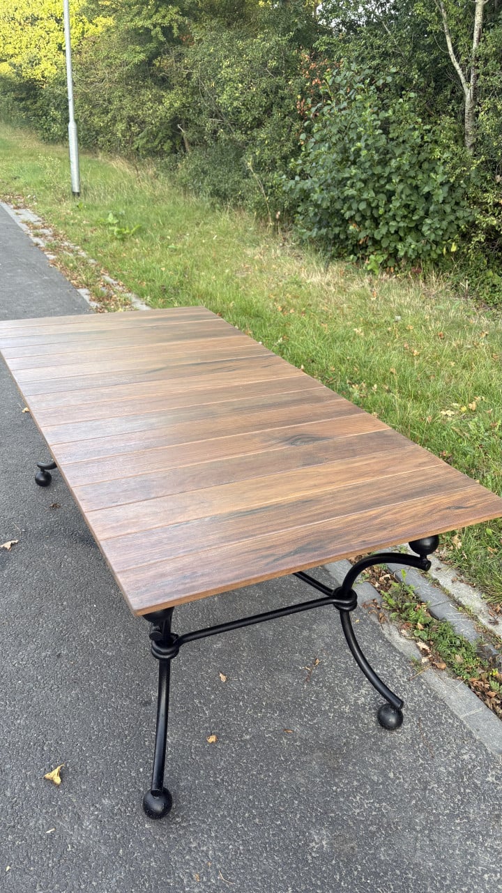 Binnen of buiten tafel met gietijzer onderstel