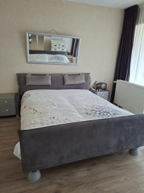 Tweepersoonsbed grijs met achterwand en nachtkasten 180/160