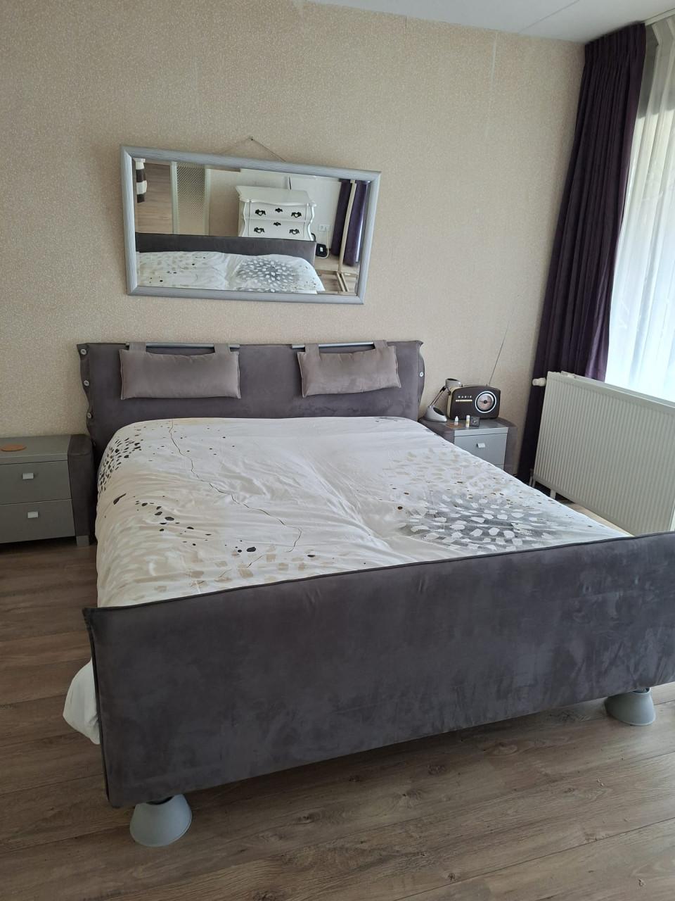 Tweepersoonsbed grijs met achterwand en nachtkasten 180/160