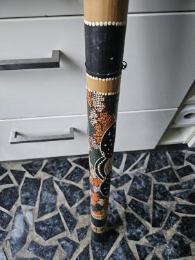 Prachtige vintage grote gedecoreerde bamboe regenmaker peru