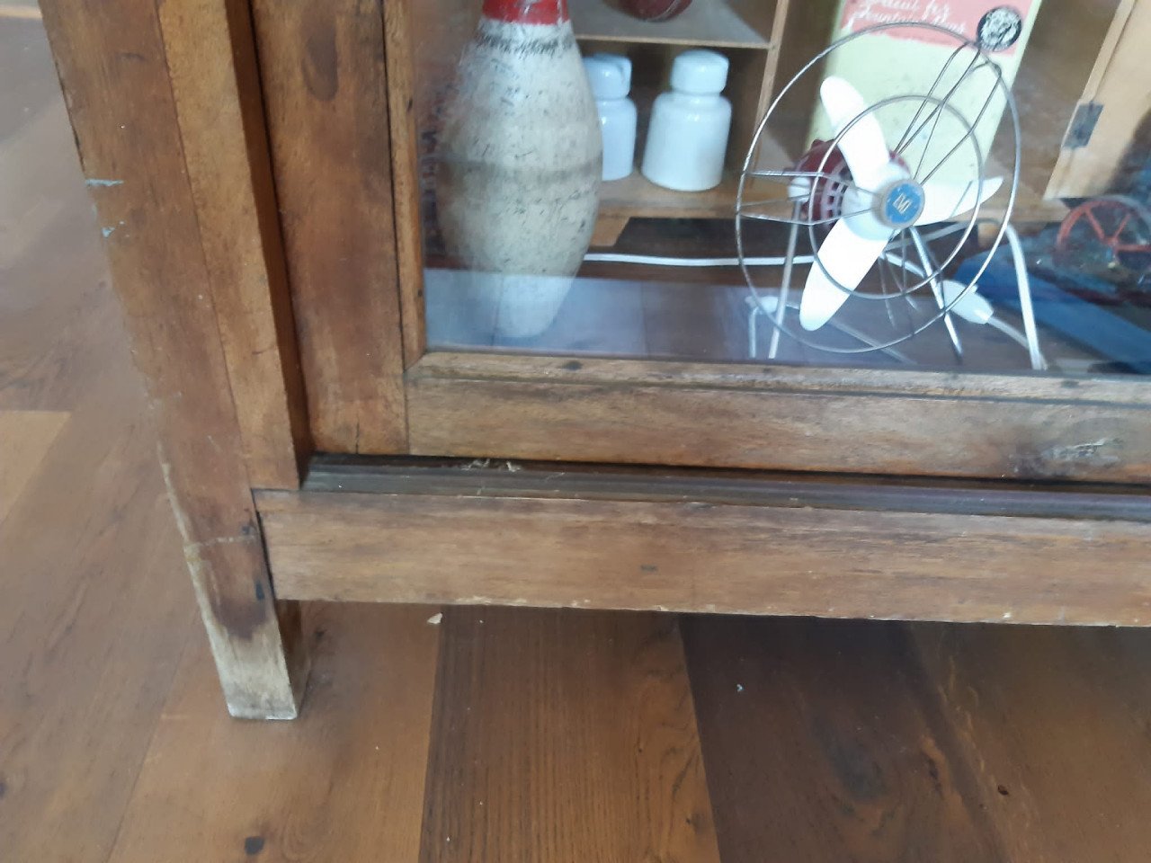 Vintage bijna antieke vitrine tafel