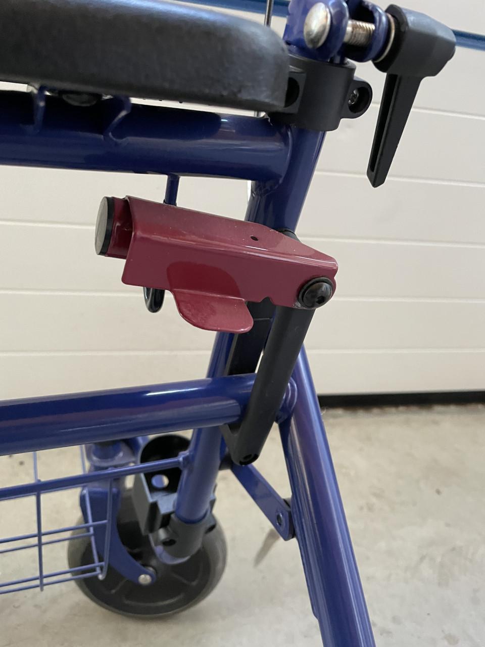 Te koop opvouwbare rollator met dienblad en mandje.