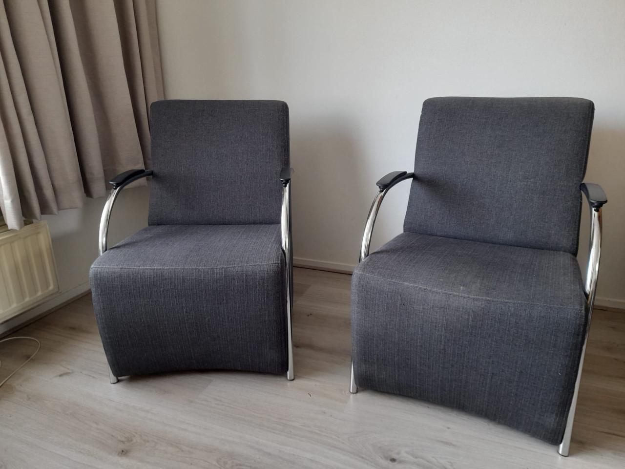 2 grijze stoelen