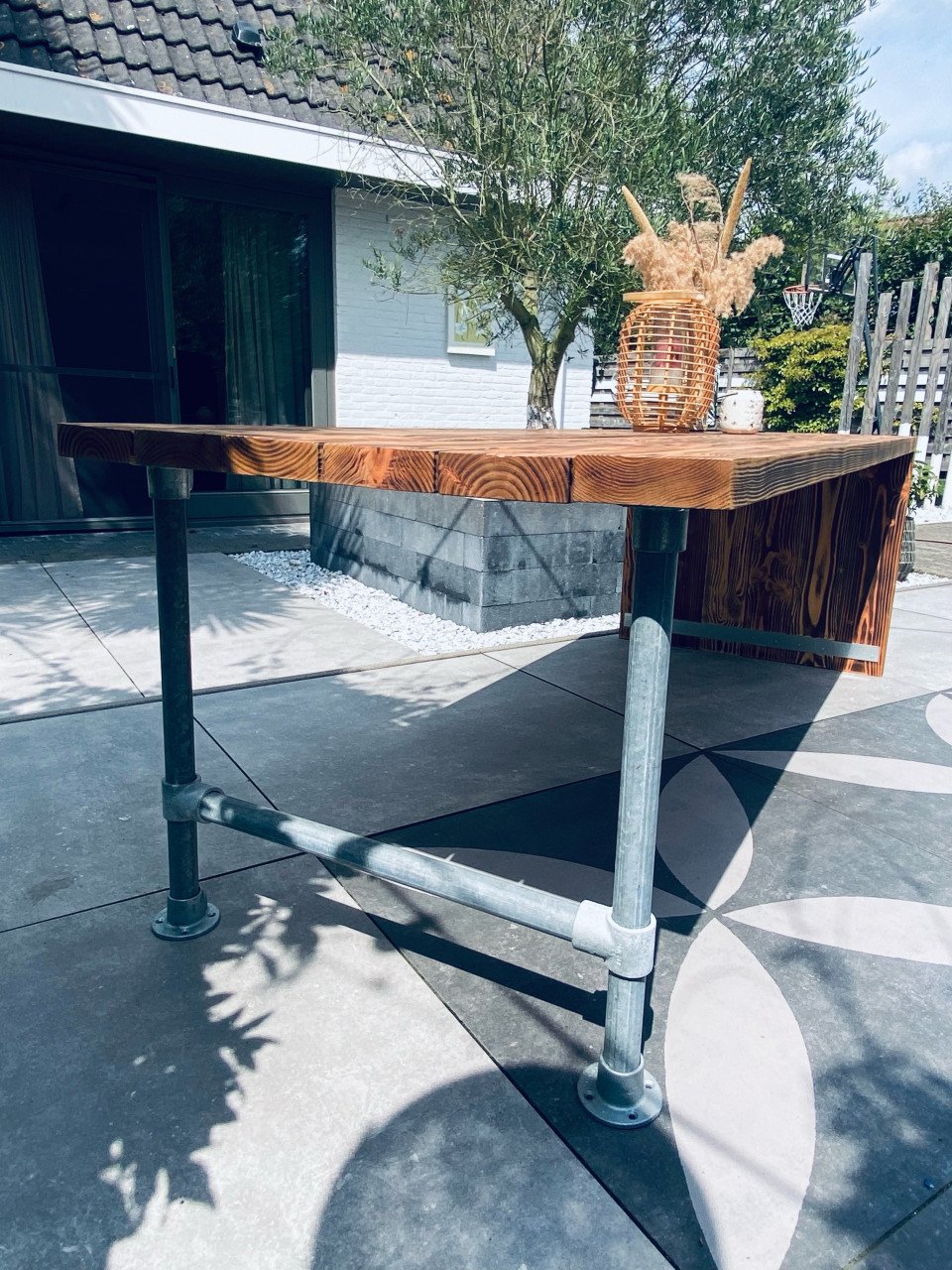 Unieke en stijlvolle handgemaakte tafel.