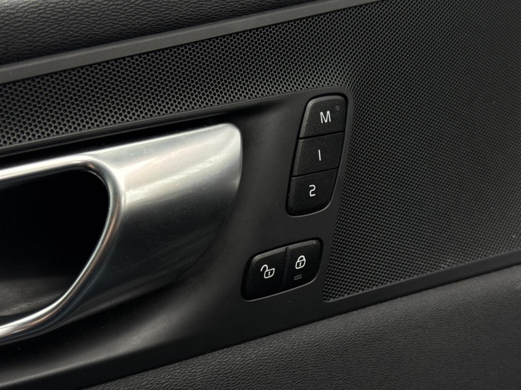 Volvo XC60 2.0 t6 plug-in hybrid awd plus dark r-design | pano | stoelverw.