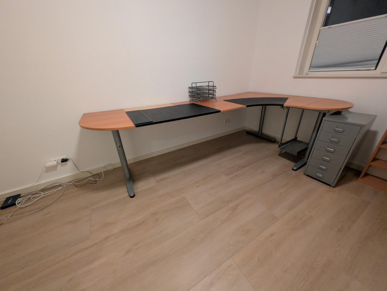 Thuiskantoor: Degelijk hoekbureau en kastjes