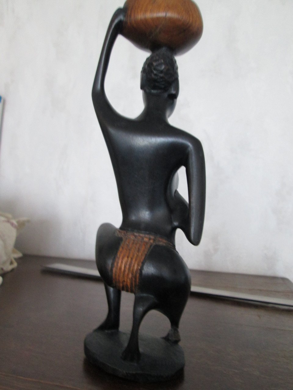Houten beeldje van een oosterse dame