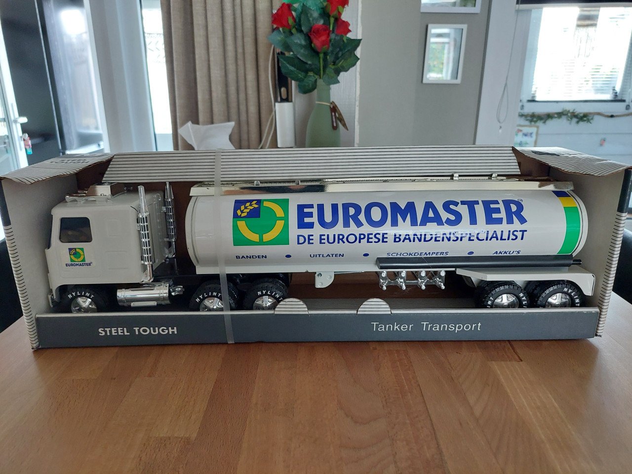 Te koop 3 nieuwe metalen model vrachtwagens