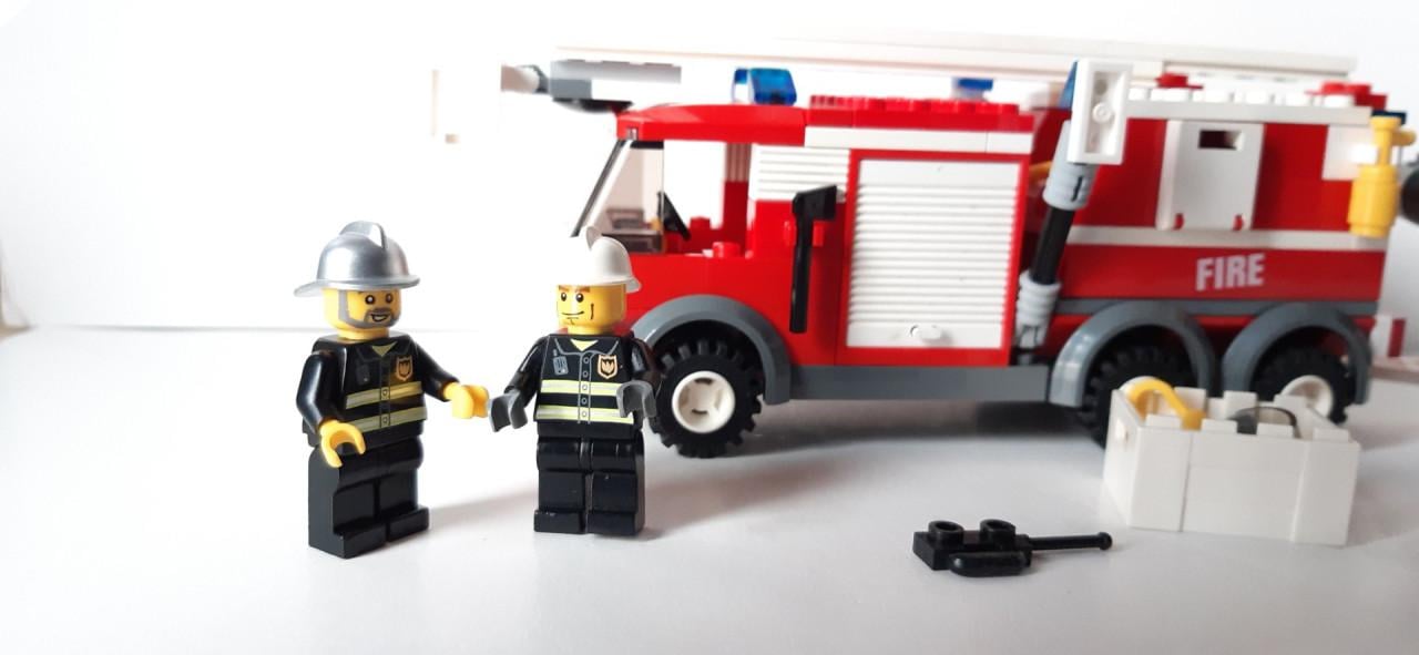 Lego 7239 brandweer ladderwagen met aanhanger en bootje.