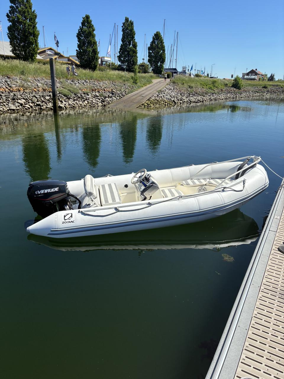 Zodiac yachtline 420 met 40 pk evinrude e-tec en riba trailer