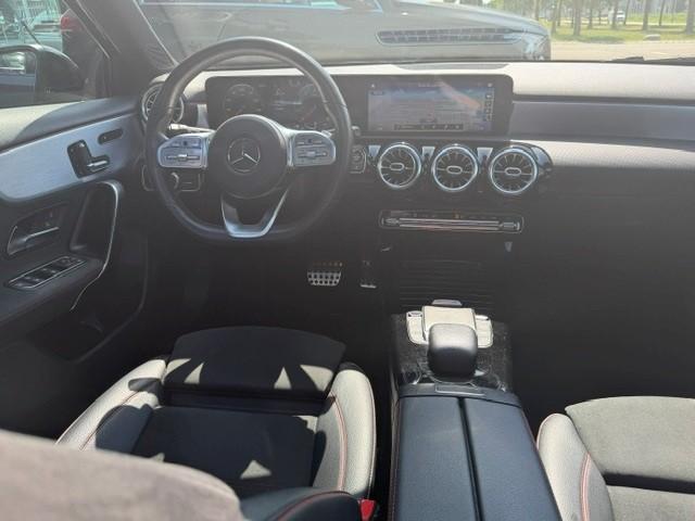 Mercedes-Benz A-Klasse 180 business solution amg l panoramadak l sfeerverli