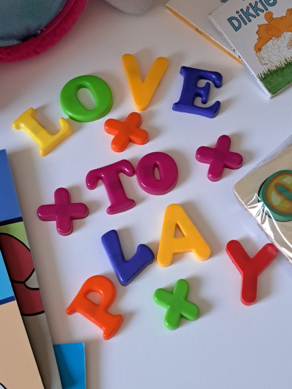 Mooie en veilige kindertafel en stoel