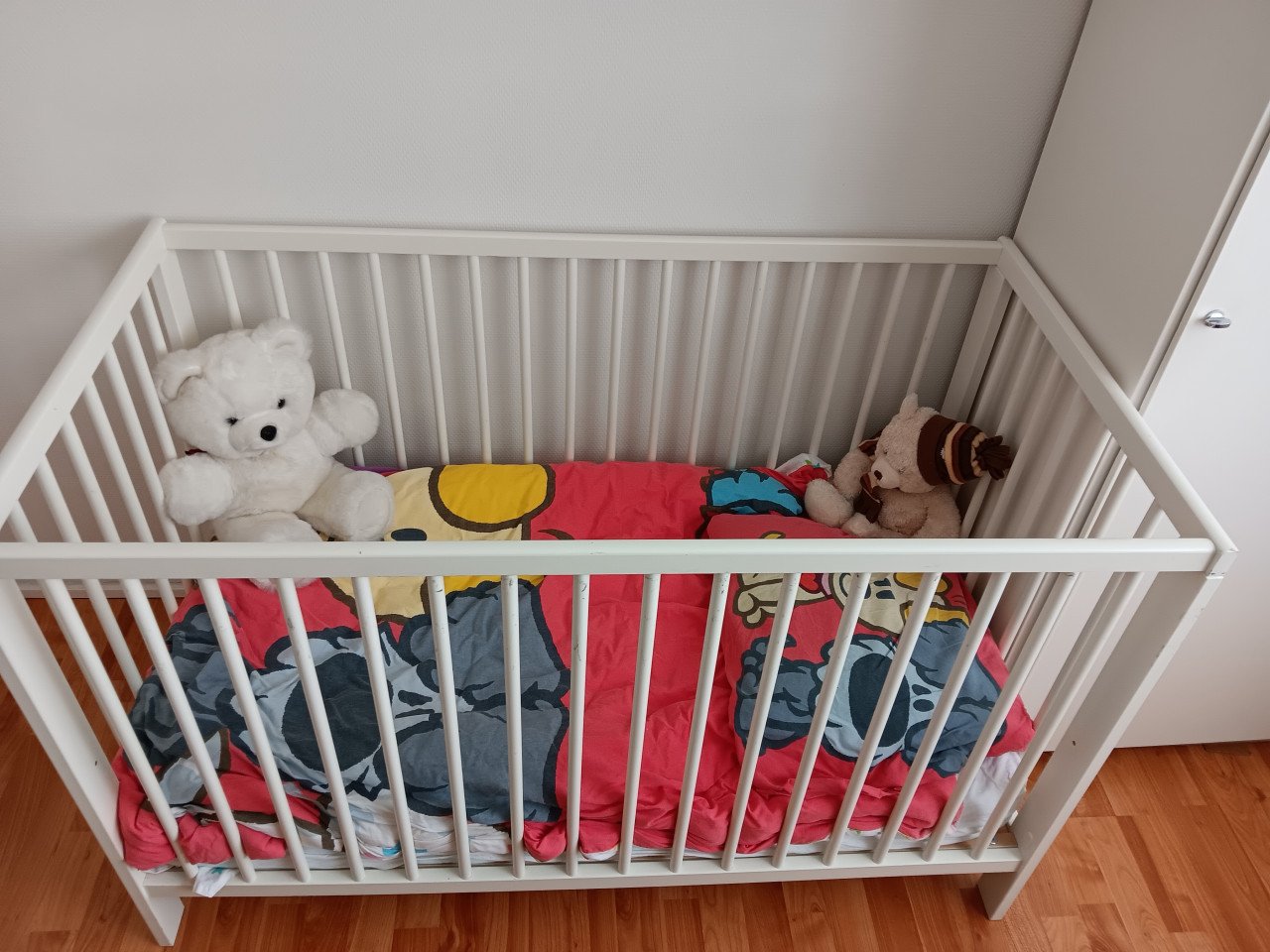 Kinderledikantje bodem verstelbaar met matras dekbed en overtrek