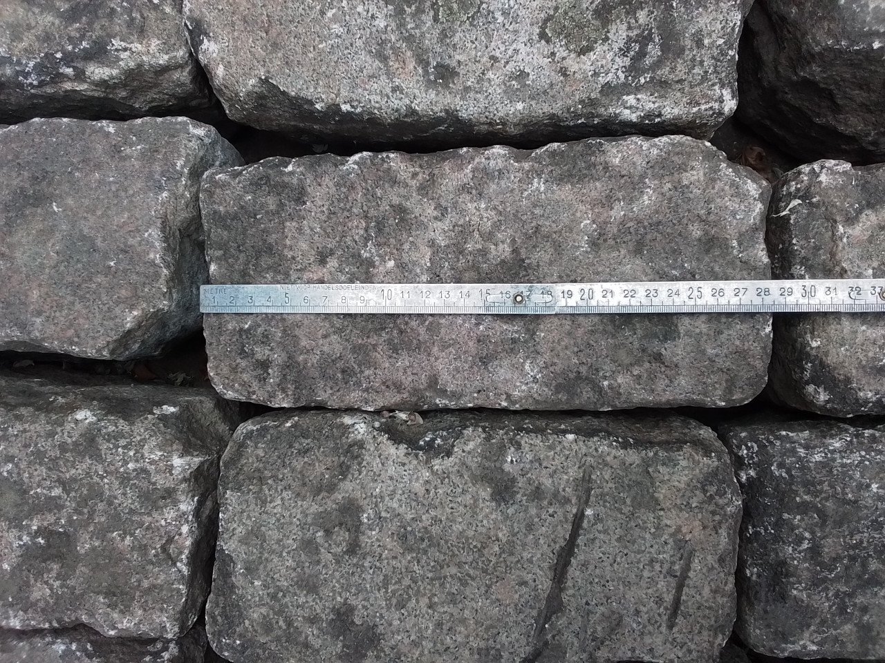 42 stuks granieten boordstenen.