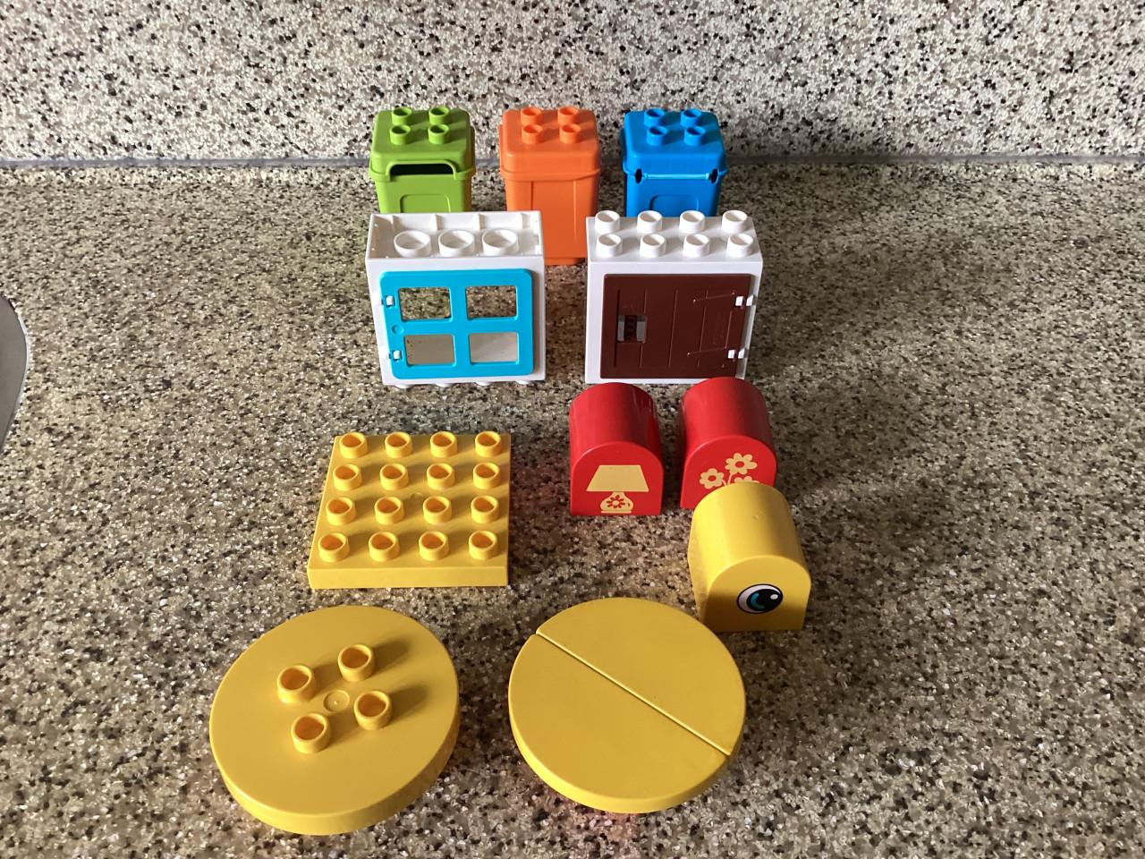 Heel veel LEGO Duplo, blokken, auto, 4 emmers, poppetjes, diertjes etc.