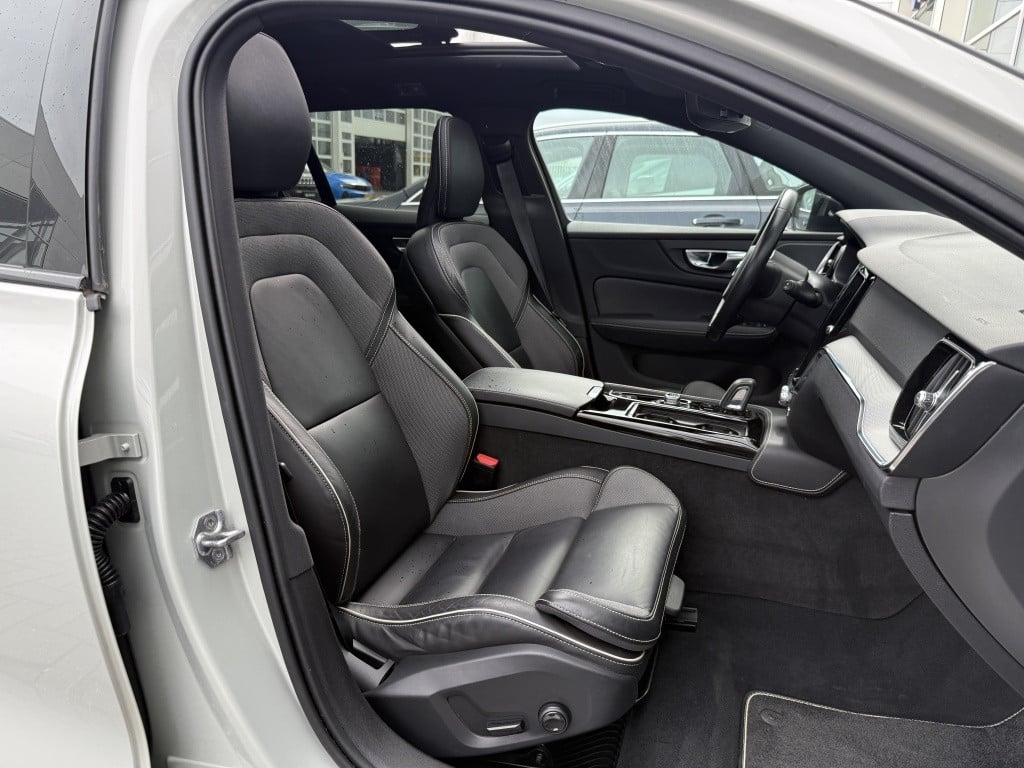 Volvo V60 t6 340pk recharge r-design| panodak| adap.cruise| 360camera| awd