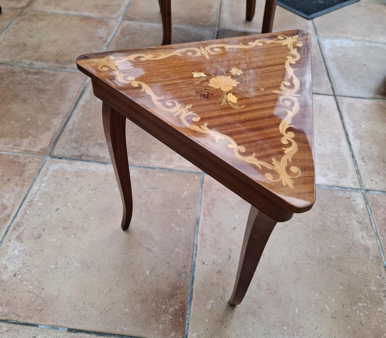 Vintage bijzettafeltje met muziekdoos