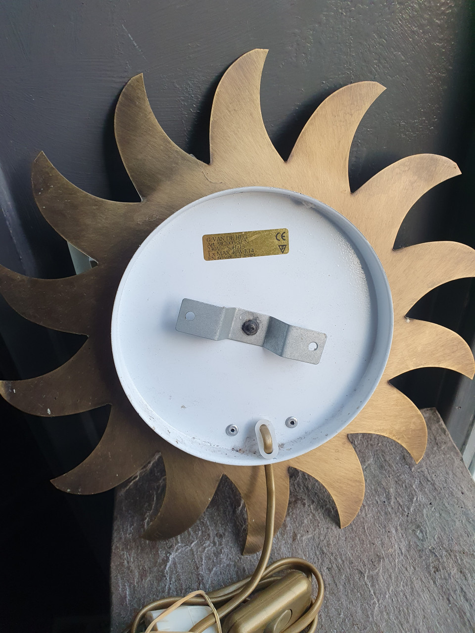 Heel mooie vintage zonnen wandlamp van geborsteld messing/ geel koper...