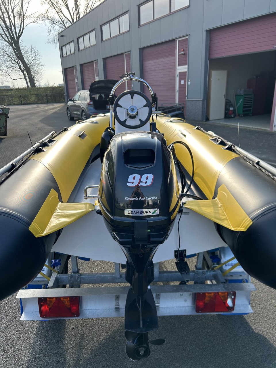Roughneck 330 met Suzuki 9.9pk + trailer