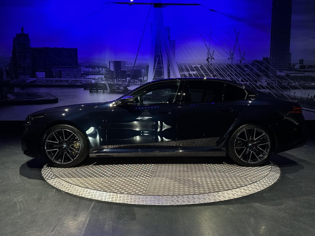 BMW M5 5-serie *limousine v8 m hybrid*carbon extr*b&w*alcantarahemel*nl-aut
