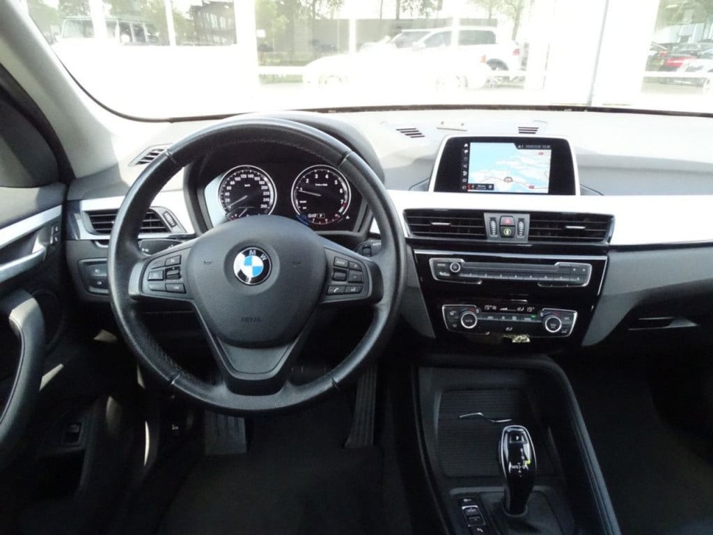 BMW X1 sdrive18i executive automaat | apple carplay | | el. koffer | 17"