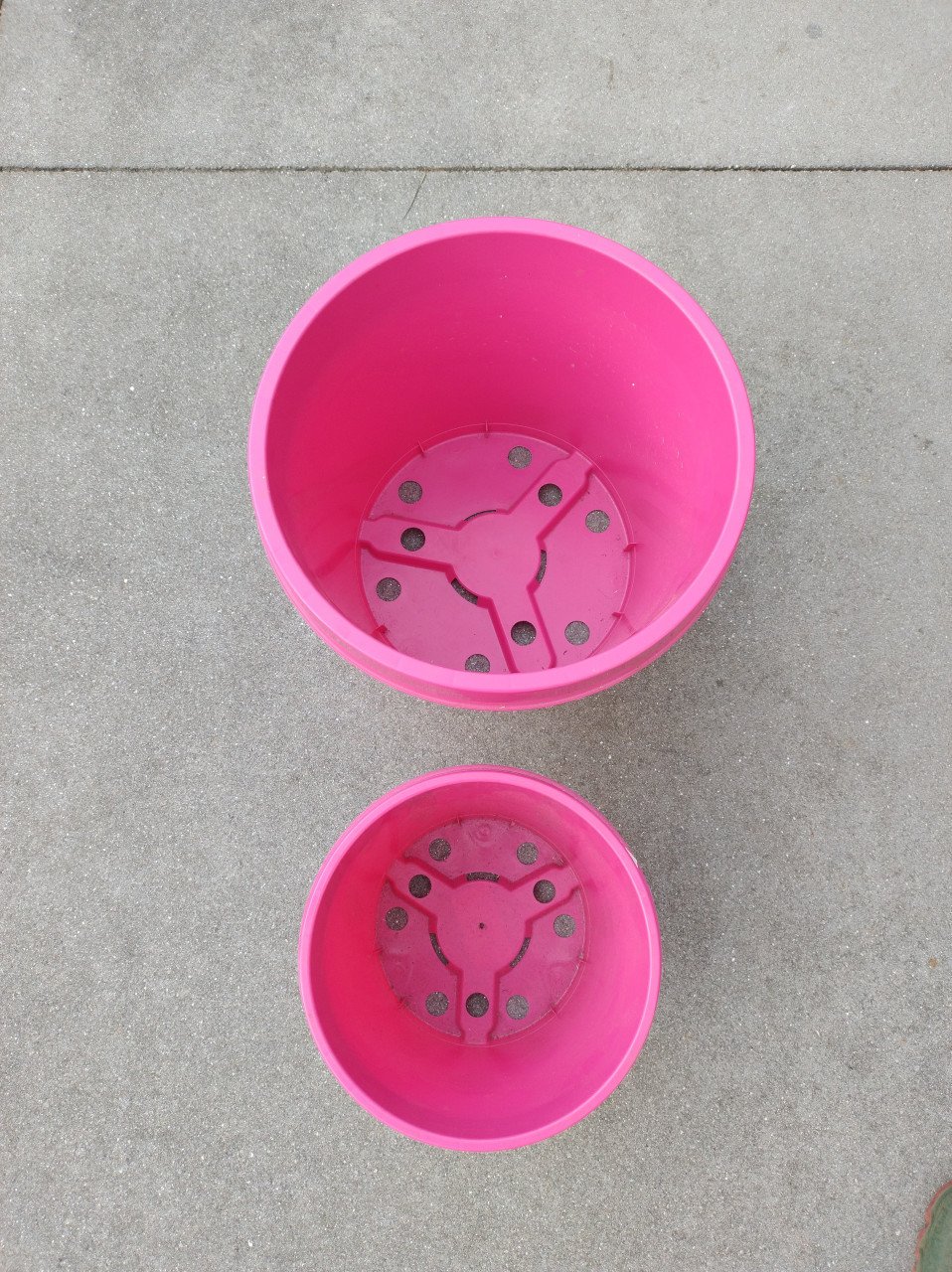 Nieuw: 2 rose plastic kweekpotten, diameter 19 + 26 cm