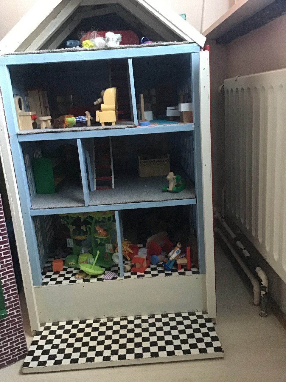 Houten poppenhuis met inhoud