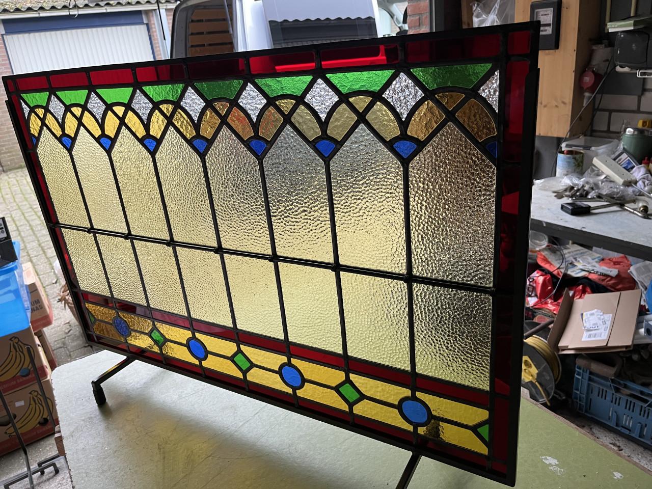 Glas in lood voorzetraam in gekleurd glas en metalen frame NIEUW