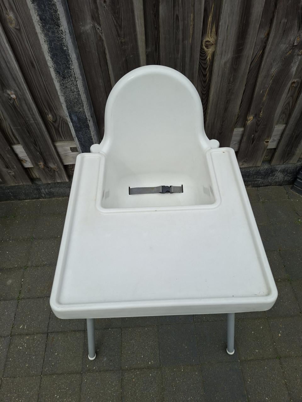 Witte kinderstoel