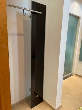Moderne kapstok met glas