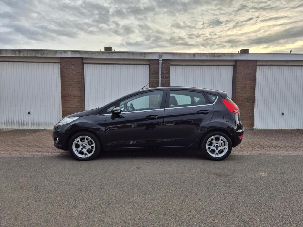 Ford Fiesta 1.25 titanium / dealeronderhouden / voorruitverwarming / stoelv