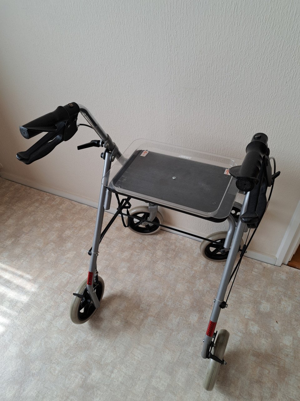 Rollator voor binnen en buiten. 3 maanden in huis gehad. Weinig gebruikt.