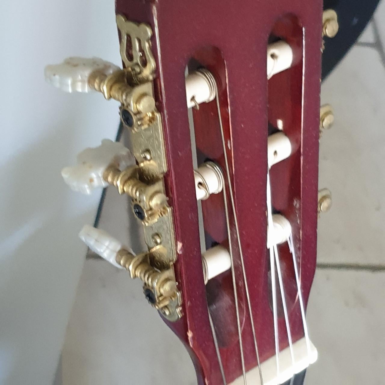Gitaar incl steun en stem tuner