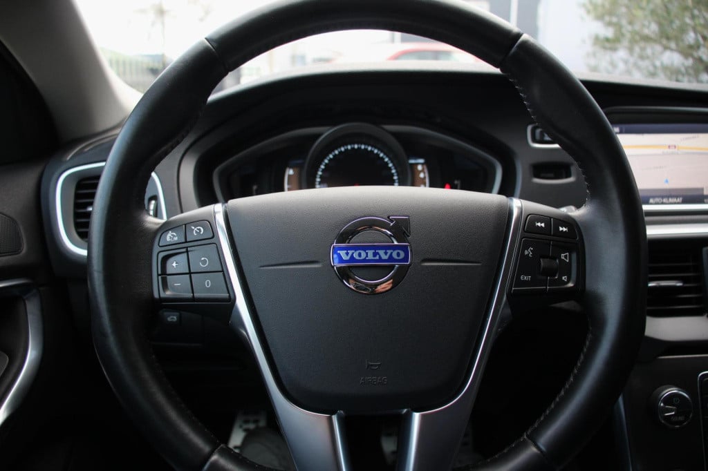 Volvo V40 1.6 t3 momentum -xenon - trekhaak - navi - achteruitrij camera - 