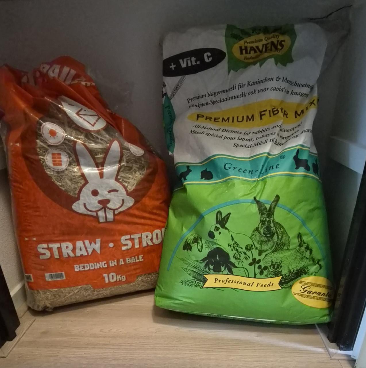 Konijn met hok en 2 zakken voer