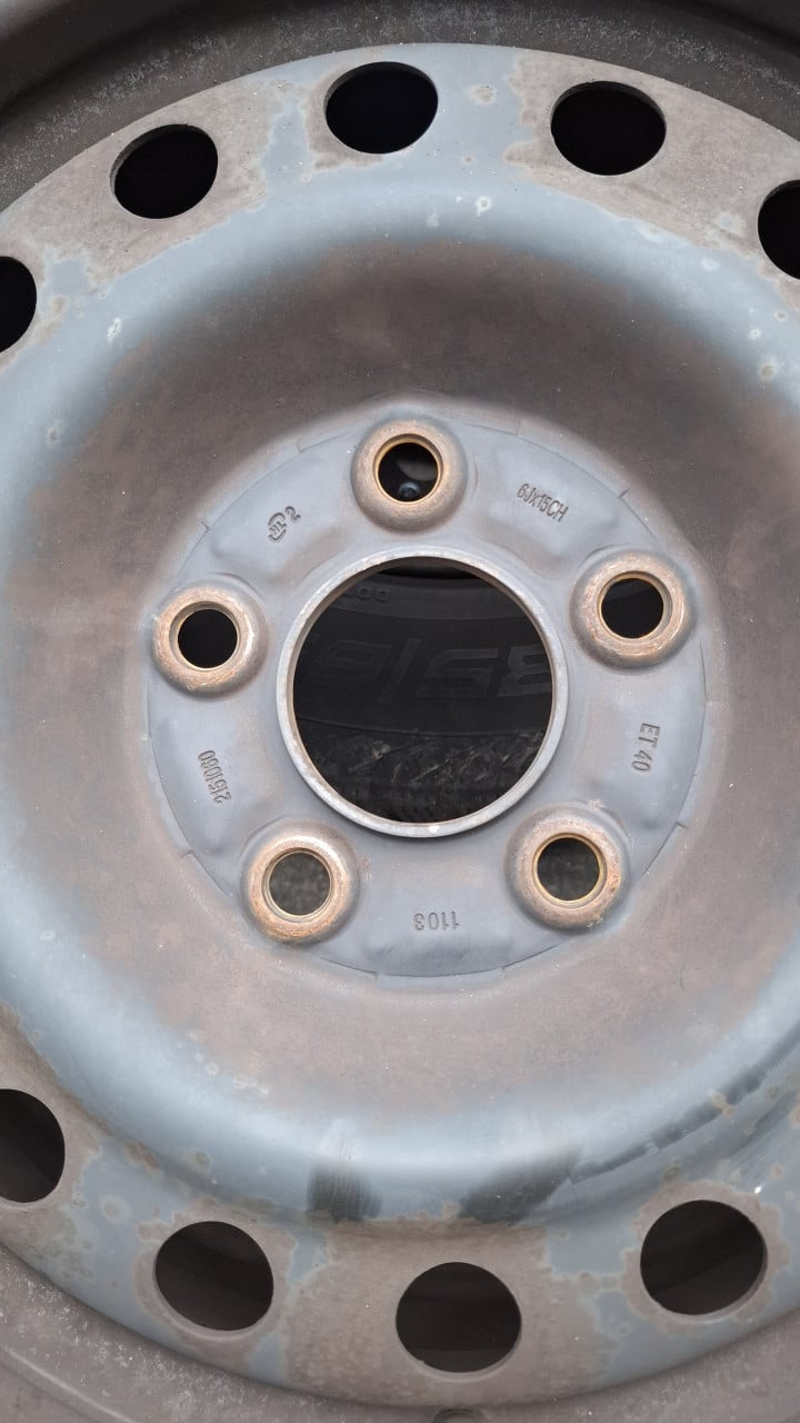 4 Stalen velgen 185/65 R15 (+ winterbanden,weinig profiel)