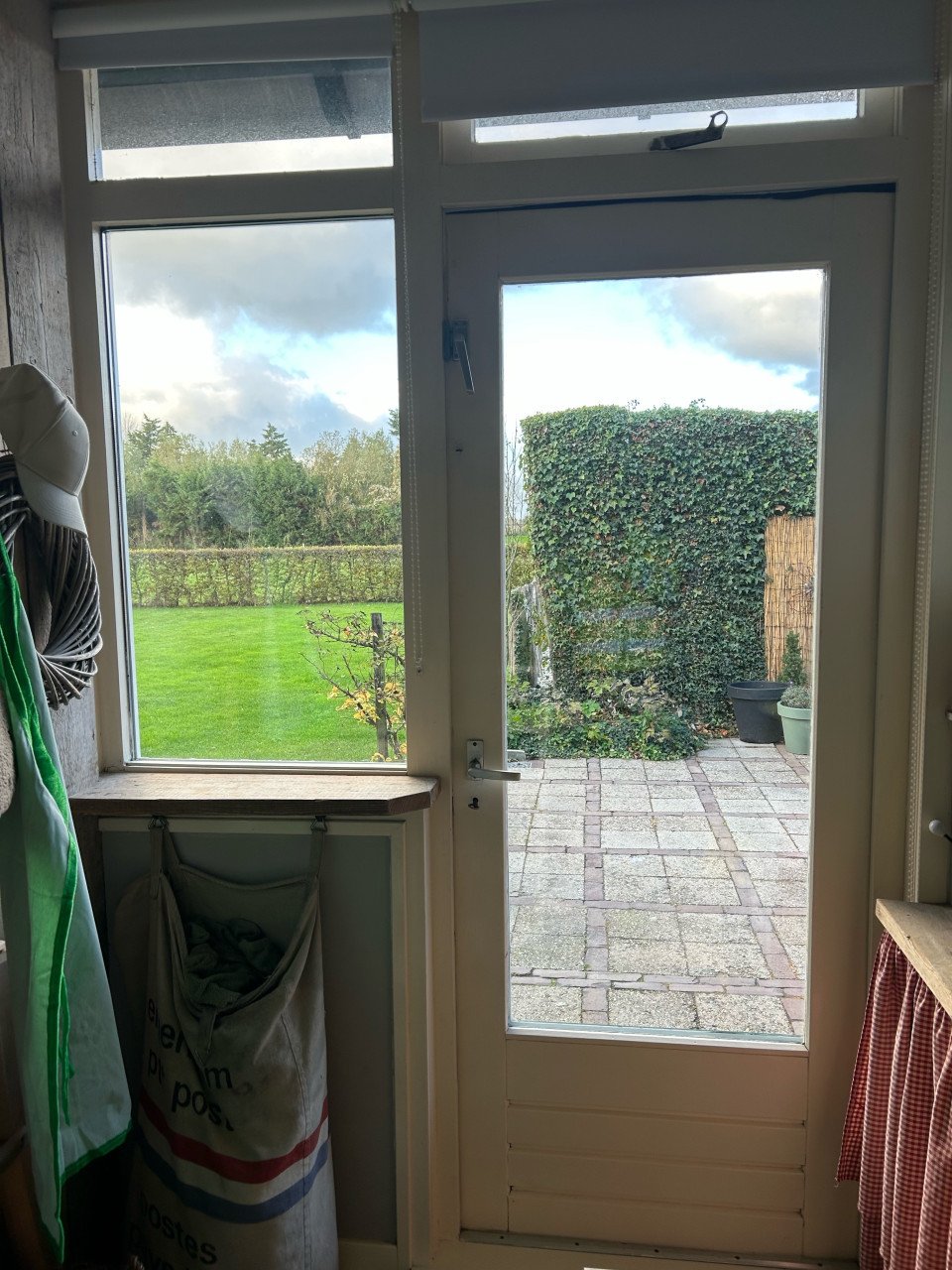 Twee hardhouten deuren met dubbelglas – kleur RAL 6009 dennegroen