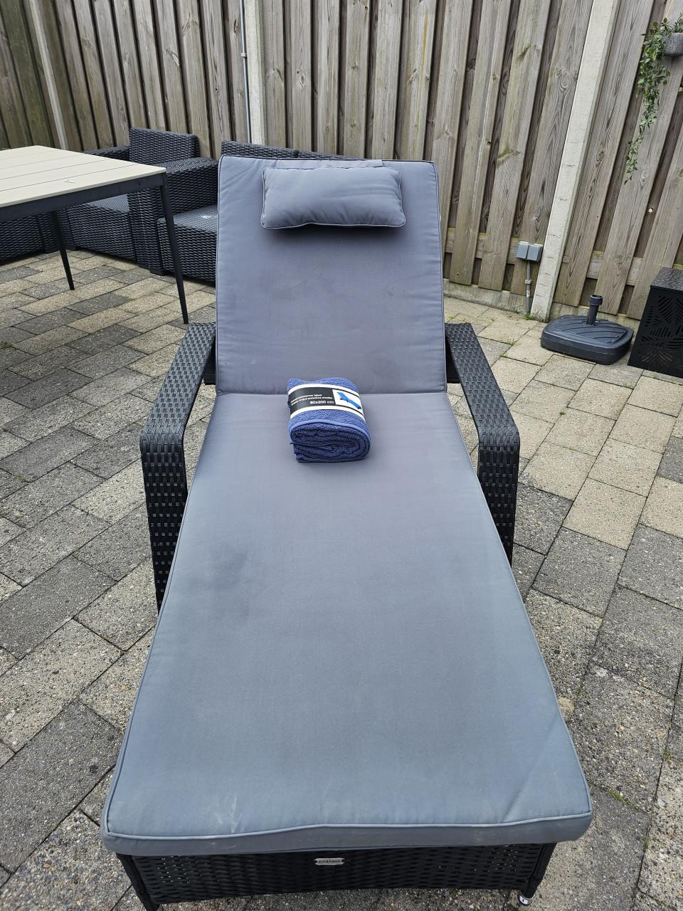 Groot stevig ligbed ligstoel