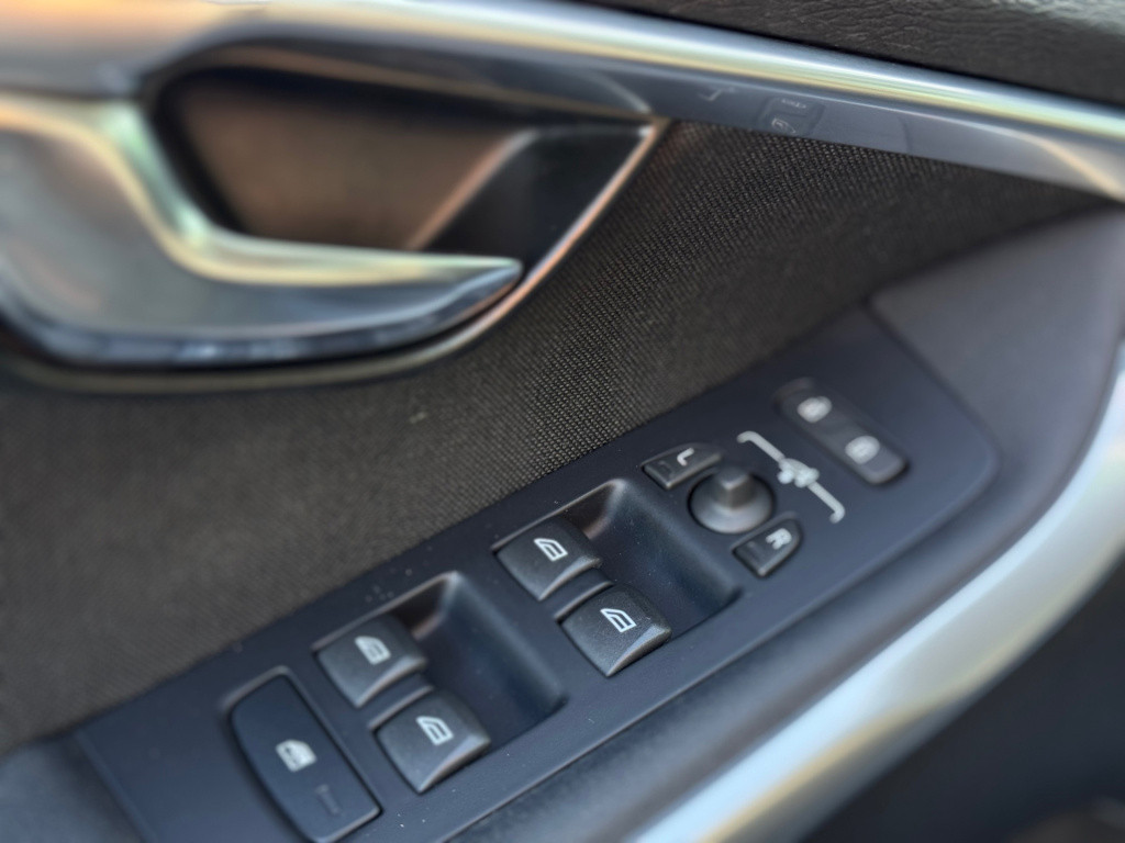 Volvo V40 2.0 t2 you! * cruise control * stoelverwarming * navigatie