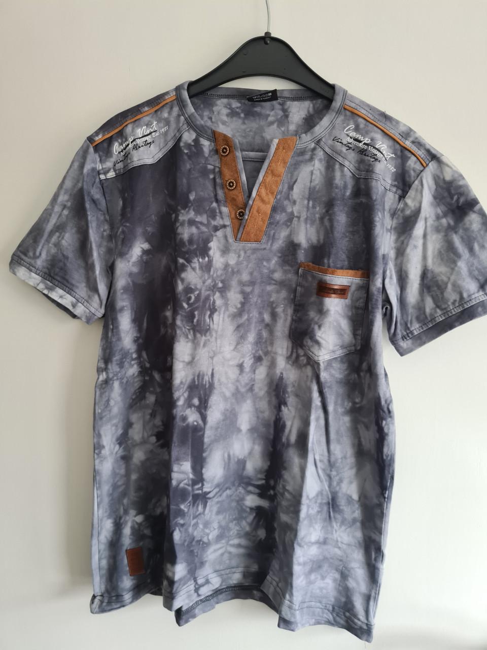 Violento blauw tinten T-shirt Maat M