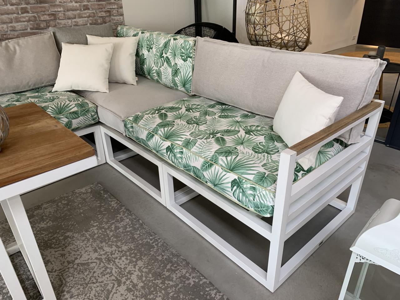 Alminium wit loungeset met 3 tafels en kussens van de karwei.