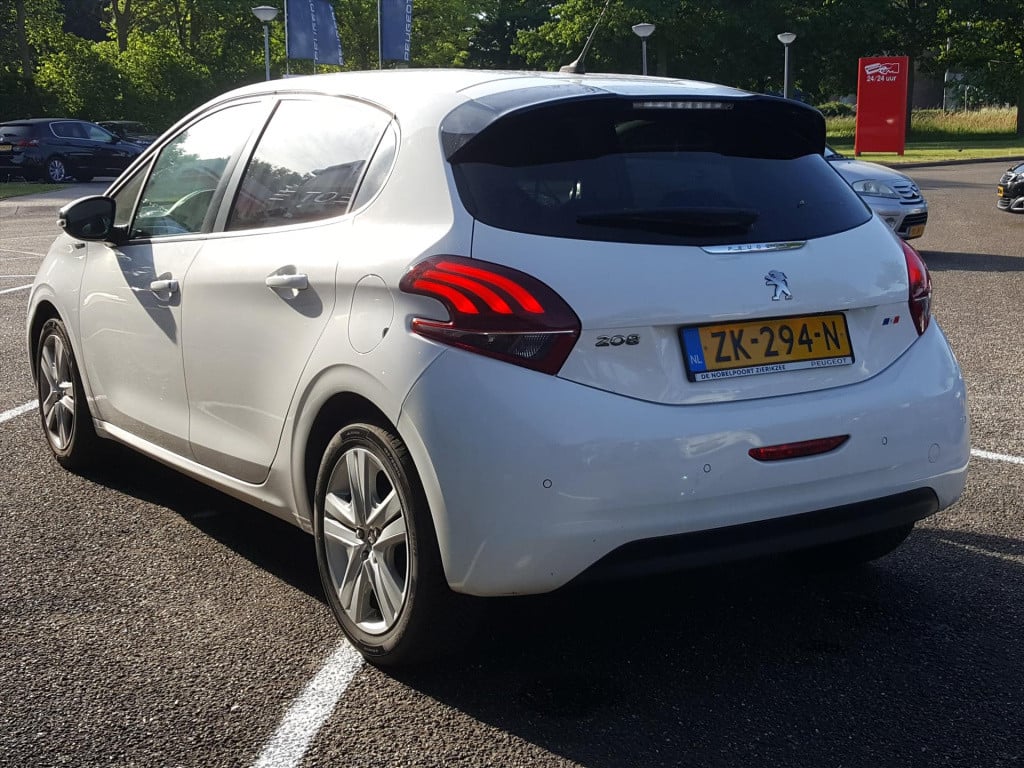 Peugeot 208 1.2 puretech 82pk signature navigatie | apple carplay & android