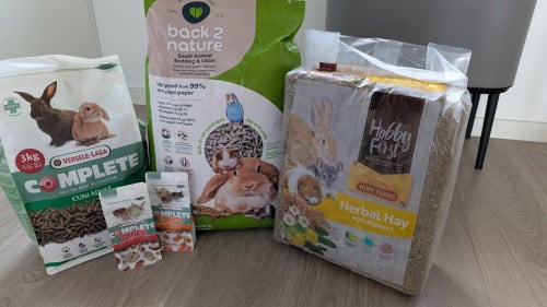 Gratis konijnenvoer, hooi en bodembedekking