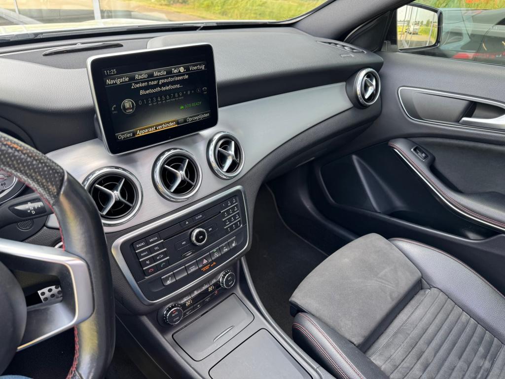 Mercedes-Benz Gla-klasse 180 ambition amg night-pakket automaat , panoramas