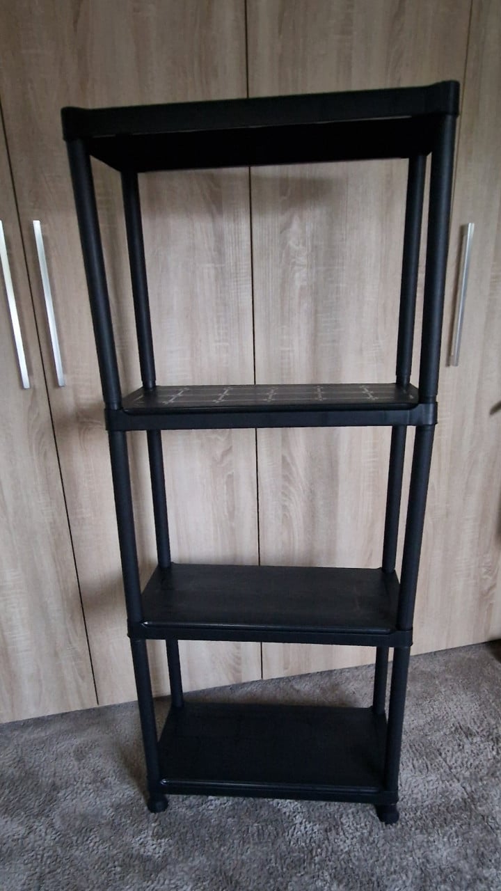 Metalen opberg rek  2x    ////////// en een  zwart kunststof  rek foto 2