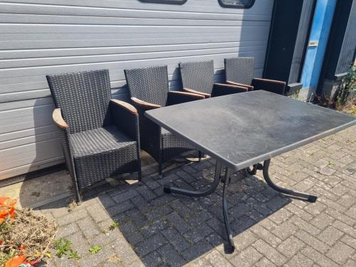 Tuinset zwart 4 x Stoel & 1 x Tafel ( opklapbaar ) Demontabel