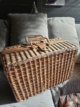 Nieuwe vintage picknickmand met servies voor 4 personen