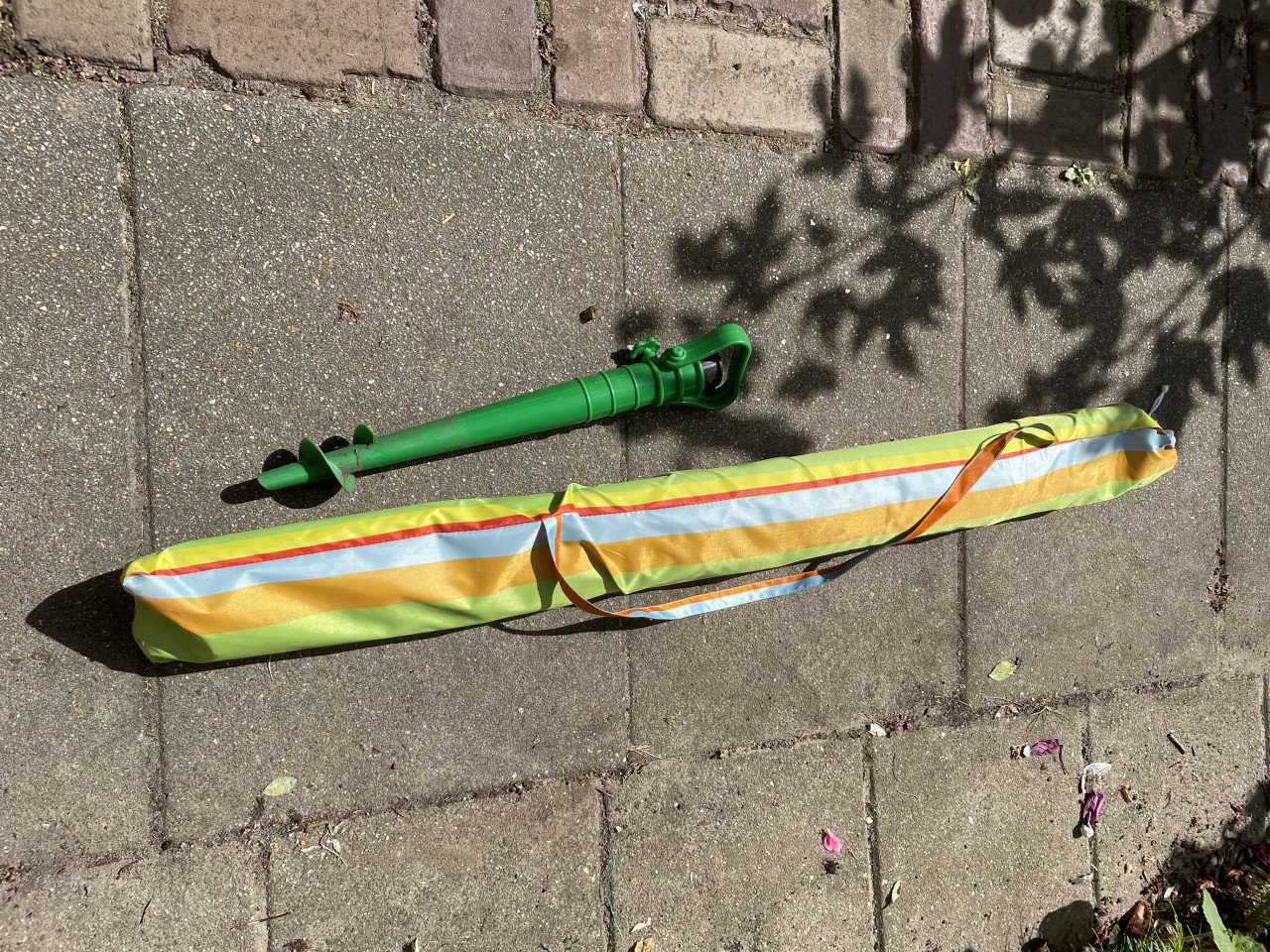 Strandparasol met grondboor