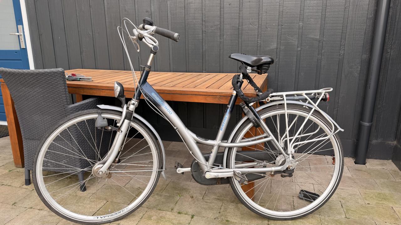 Dames stationsfiets Batavus met zwaar kettingslot